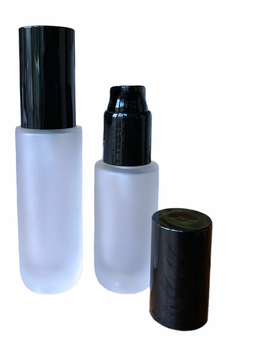 Glazen pompflesje 30 ml van mat glas met luxe doseerpomp en overcap.