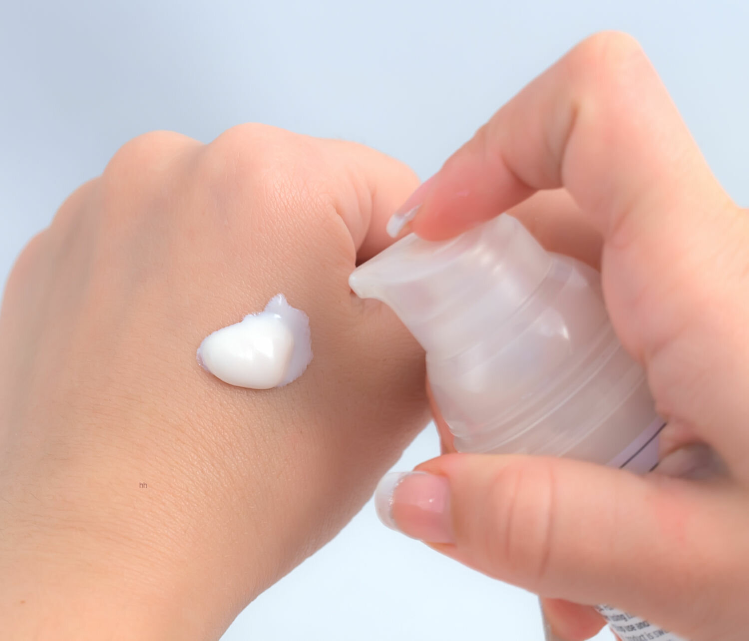 Glazen pompflesje 30 ml van mat glas met luxe doseerpomp en overcap.